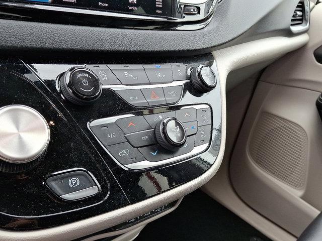 Photo of 2024 Silver Mist Clearcoat Chrysler Pacifica