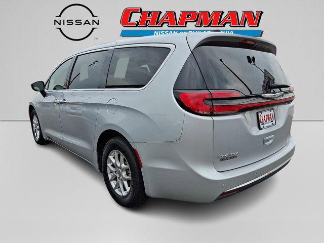 Photo of 2024 Silver Mist Clearcoat Chrysler Pacifica