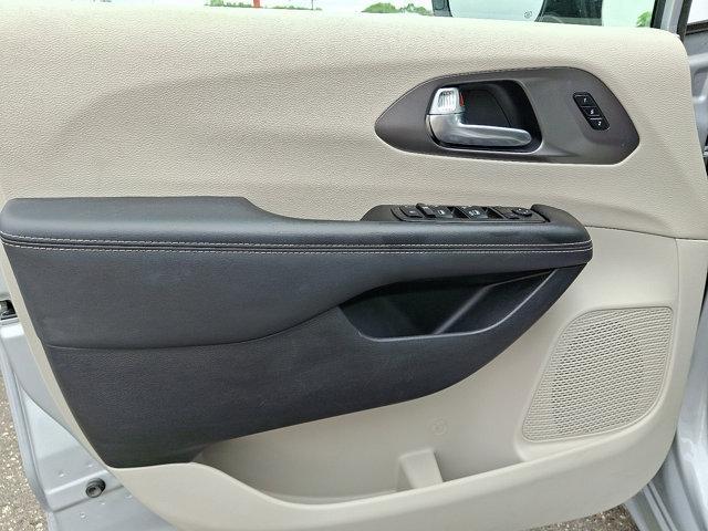 Photo of 2024 Silver Mist Clearcoat Chrysler Pacifica