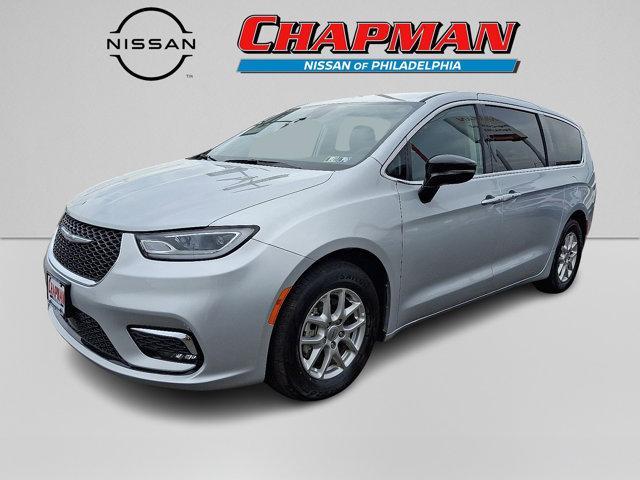 Photo of 2024 Silver Mist Clearcoat Chrysler Pacifica
