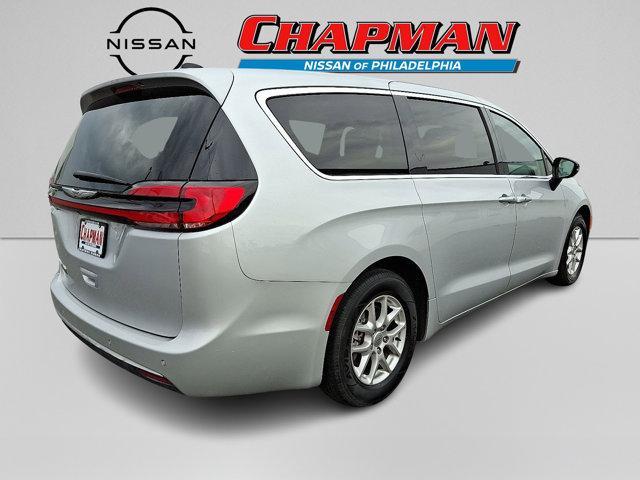 Photo of 2024 Silver Mist Clearcoat Chrysler Pacifica