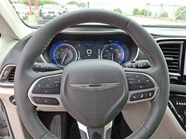 Photo of 2024 Silver Mist Clearcoat Chrysler Pacifica