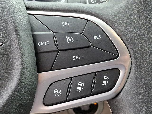 Photo of 2024 Silver Mist Clearcoat Chrysler Pacifica