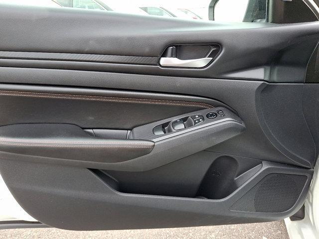 Photo of 2022 Glacier White Nissan Altima