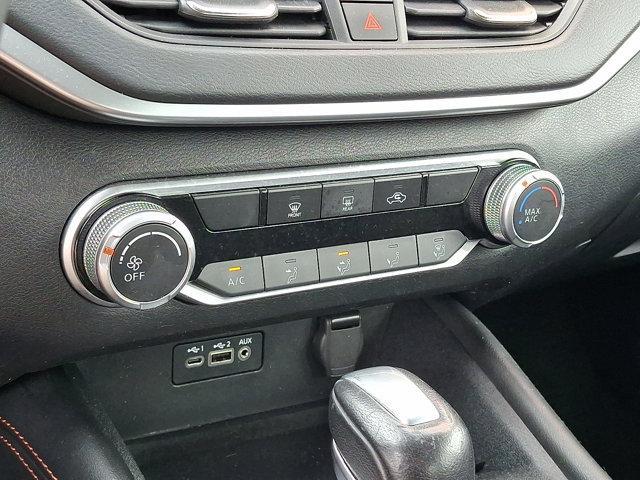 Photo of 2022 Glacier White Nissan Altima