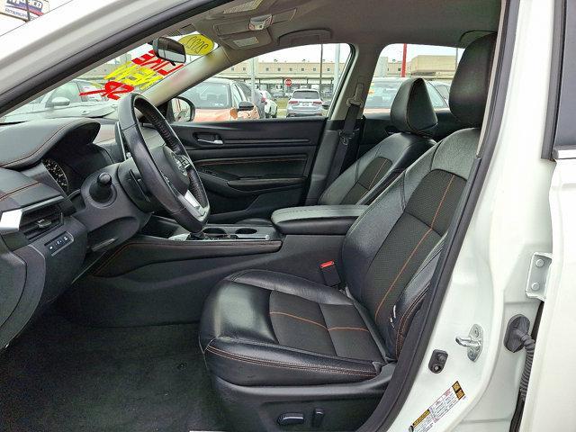 Photo of 2022 Glacier White Nissan Altima