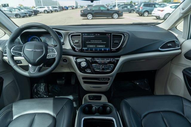 Photo of 2023 Silver Mist Clearcoat Chrysler Pacifica