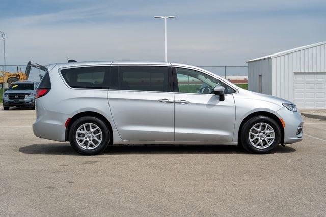 Photo of 2023 Silver Mist Clearcoat Chrysler Pacifica