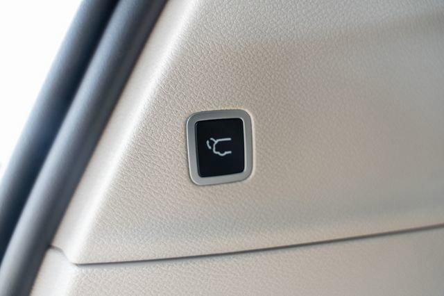 Photo of 2023 Silver Mist Clearcoat Chrysler Pacifica