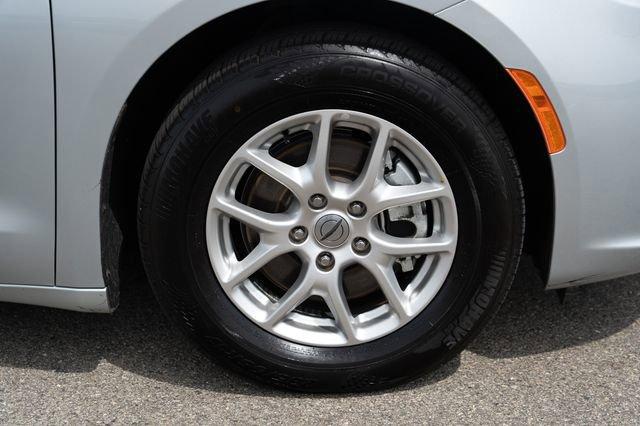 Photo of 2023 Silver Mist Clearcoat Chrysler Pacifica