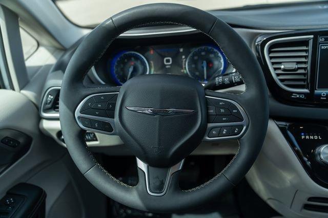 Photo of 2023 Silver Mist Clearcoat Chrysler Pacifica