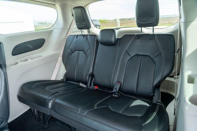 Photo of 2023 Silver Mist Clearcoat Chrysler Pacifica