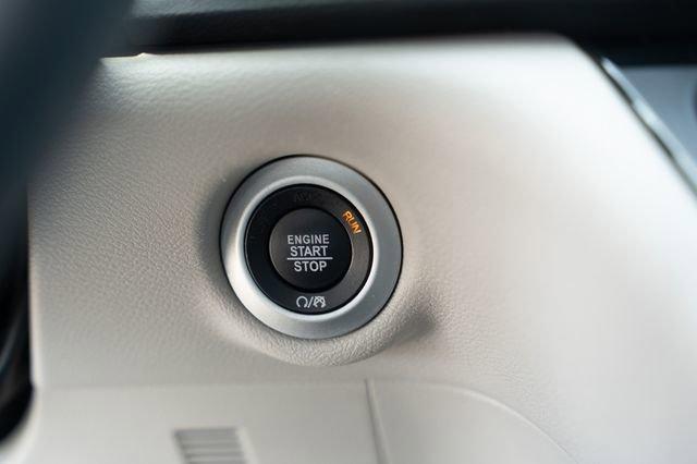 Photo of 2023 Silver Mist Clearcoat Chrysler Pacifica
