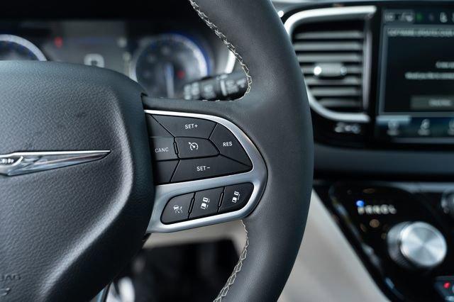 Photo of 2023 Silver Mist Clearcoat Chrysler Pacifica