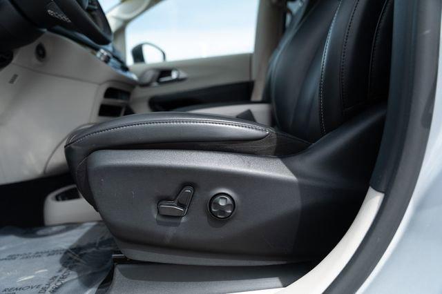 Photo of 2023 Silver Mist Clearcoat Chrysler Pacifica