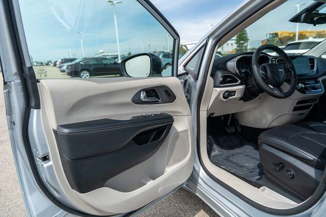 Photo of 2023 Silver Mist Clearcoat Chrysler Pacifica