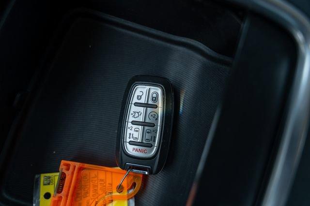 Photo of 2023 Silver Mist Clearcoat Chrysler Pacifica