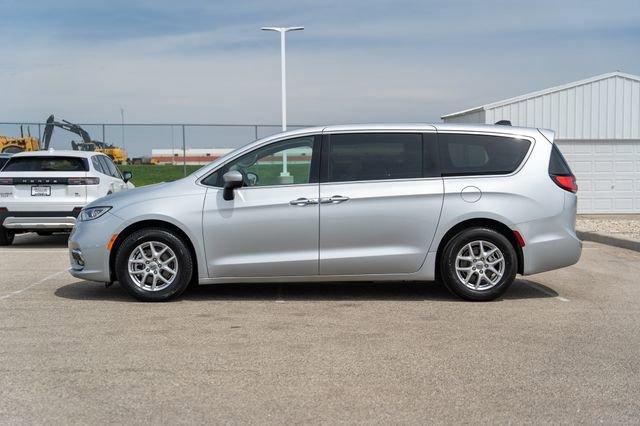 Photo of 2023 Silver Mist Clearcoat Chrysler Pacifica