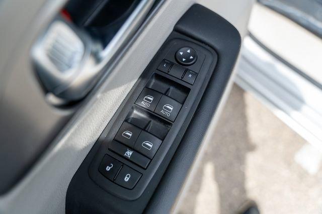 Photo of 2023 Silver Mist Clearcoat Chrysler Pacifica