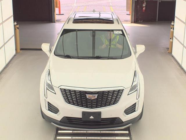 Photo of 2021 Crystal White Tricoat Cadillac XT5