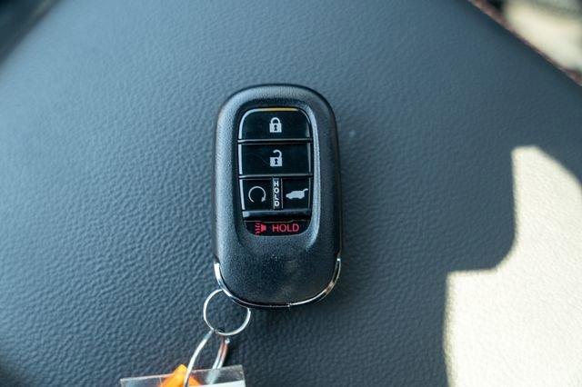 Photo of 2025 Platinum White Pearl Honda CR-V Hybrid