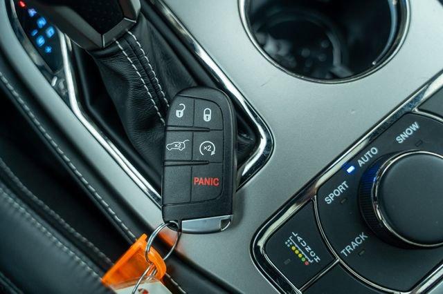 Photo of 2017 Granite Crystal Metallic Clearcoat Jeep Grand Cherokee