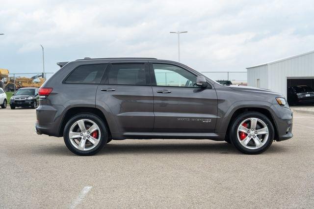 Photo of 2017 Granite Crystal Metallic Clearcoat Jeep Grand Cherokee