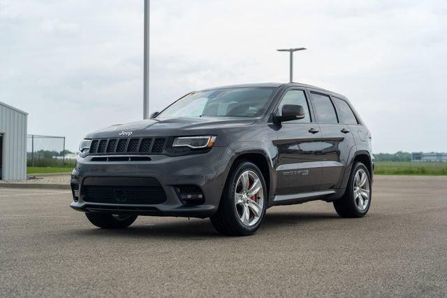 Photo of 2017 Granite Crystal Metallic Clearcoat Jeep Grand Cherokee
