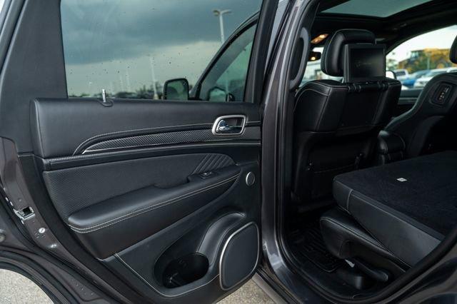 Photo of 2017 Granite Crystal Metallic Clearcoat Jeep Grand Cherokee