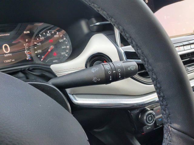Photo of 2024 Diamond Black Crystal Pearlcoat Jeep Compass