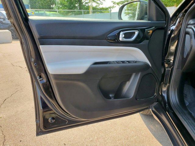 Photo of 2024 Diamond Black Crystal Pearlcoat Jeep Compass