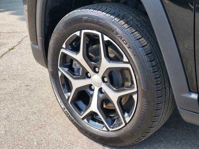 Photo of 2024 Diamond Black Crystal Pearlcoat Jeep Compass