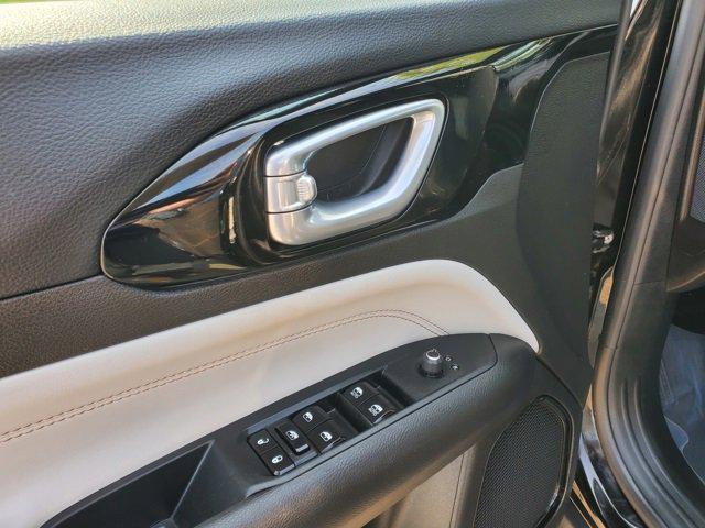 Photo of 2024 Diamond Black Crystal Pearlcoat Jeep Compass