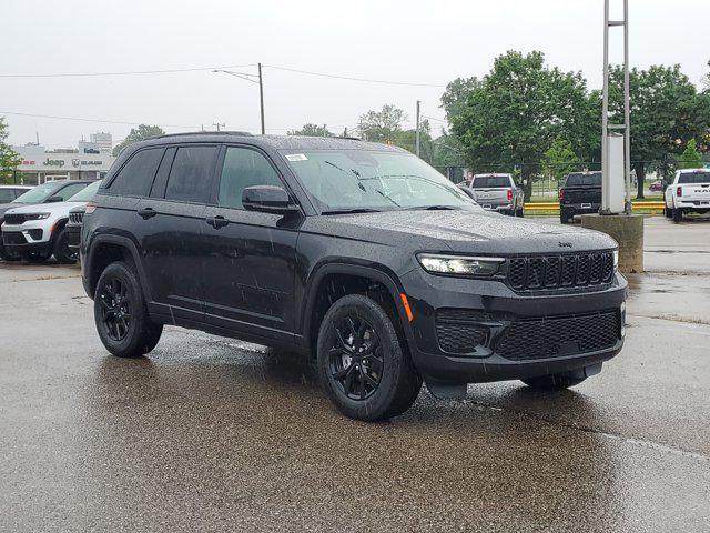 Photo of 2025 Diamond Black Crystal Pearlcoat Jeep Grand Cherokee
