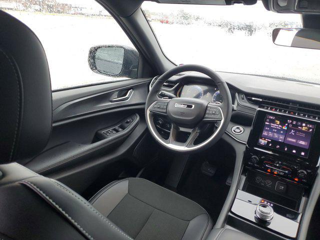 Photo of 2025 Diamond Black Crystal Pearlcoat Jeep Grand Cherokee