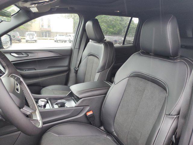Photo of 2025 Diamond Black Crystal Pearlcoat Jeep Grand Cherokee