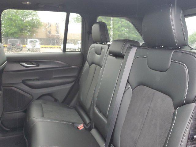 Photo of 2025 Diamond Black Crystal Pearlcoat Jeep Grand Cherokee