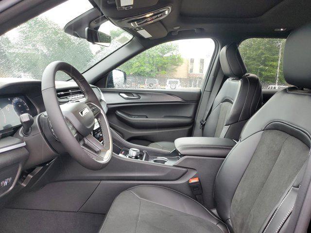 Photo of 2025 Diamond Black Crystal Pearlcoat Jeep Grand Cherokee