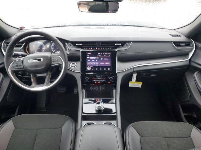 Photo of 2025 Diamond Black Crystal Pearlcoat Jeep Grand Cherokee