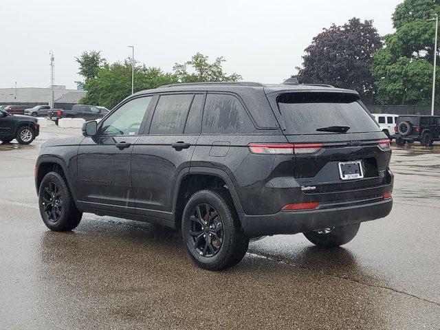 Photo of 2025 Diamond Black Crystal Pearlcoat Jeep Grand Cherokee