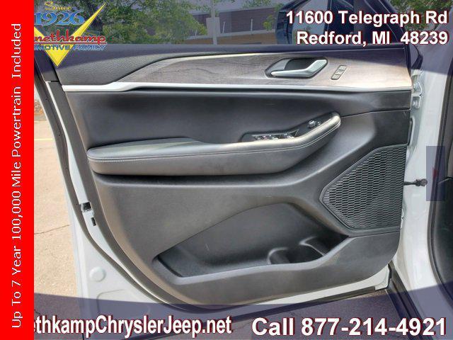 Photo of 2023 Bright White Clearcoat Jeep Grand Cherokee L