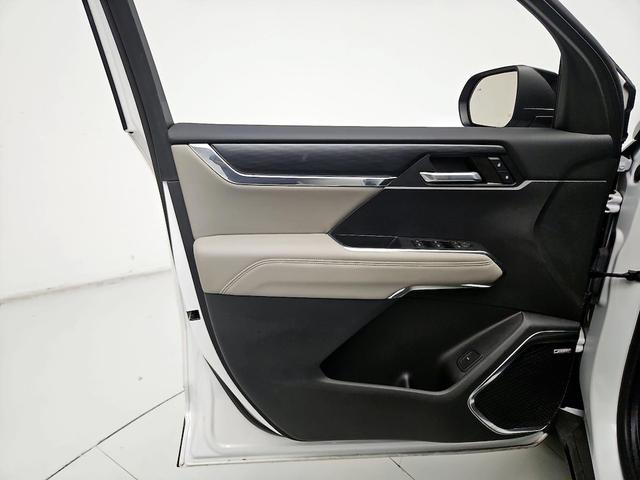 Photo of 2024 White GMC Acadia