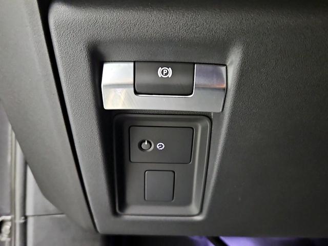 Photo of 2023 Gray Land Rover Defender