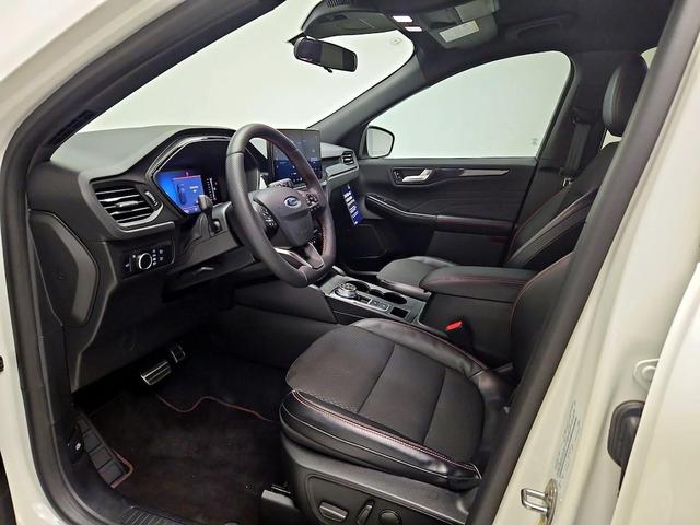 Photo of 2023 White Ford Escape