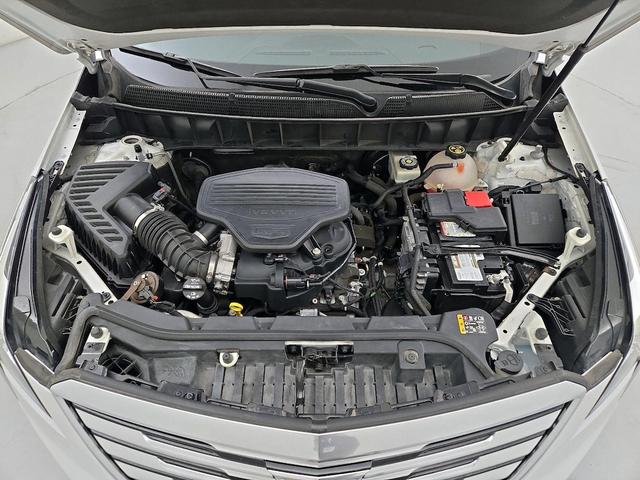Photo of 2018 White Cadillac XT5