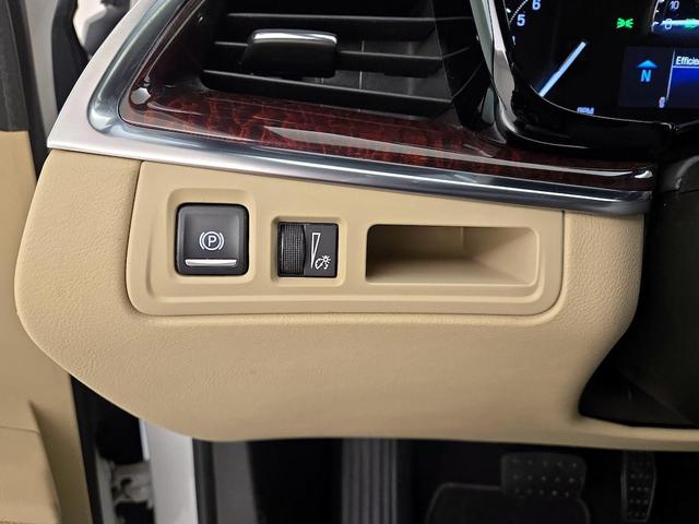 Photo of 2018 White Cadillac XT5