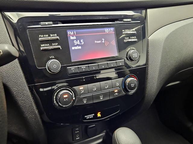 Photo of 2016 Silver Nissan Rogue