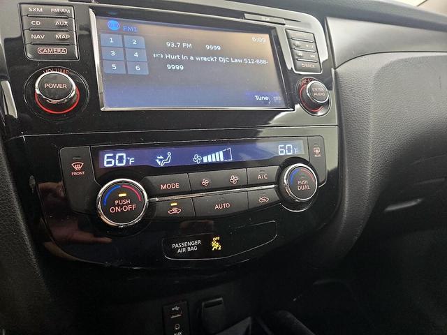 Photo of 2016 Silver Nissan Rogue
