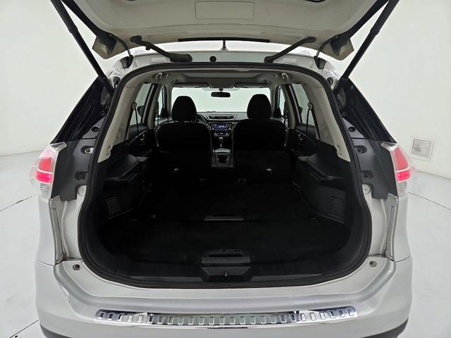 Photo of 2016 Silver Nissan Rogue