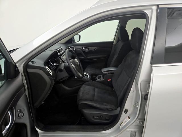 Photo of 2016 Silver Nissan Rogue